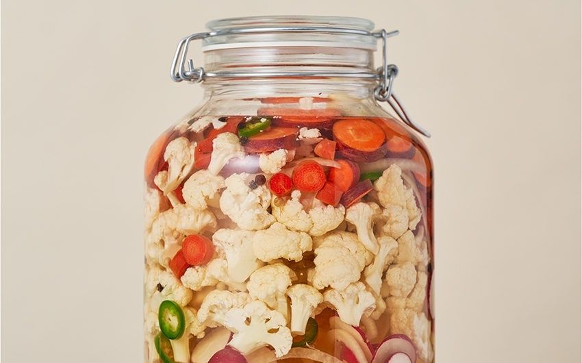 Glasburk med blomkål, morötter och chili i saltlake